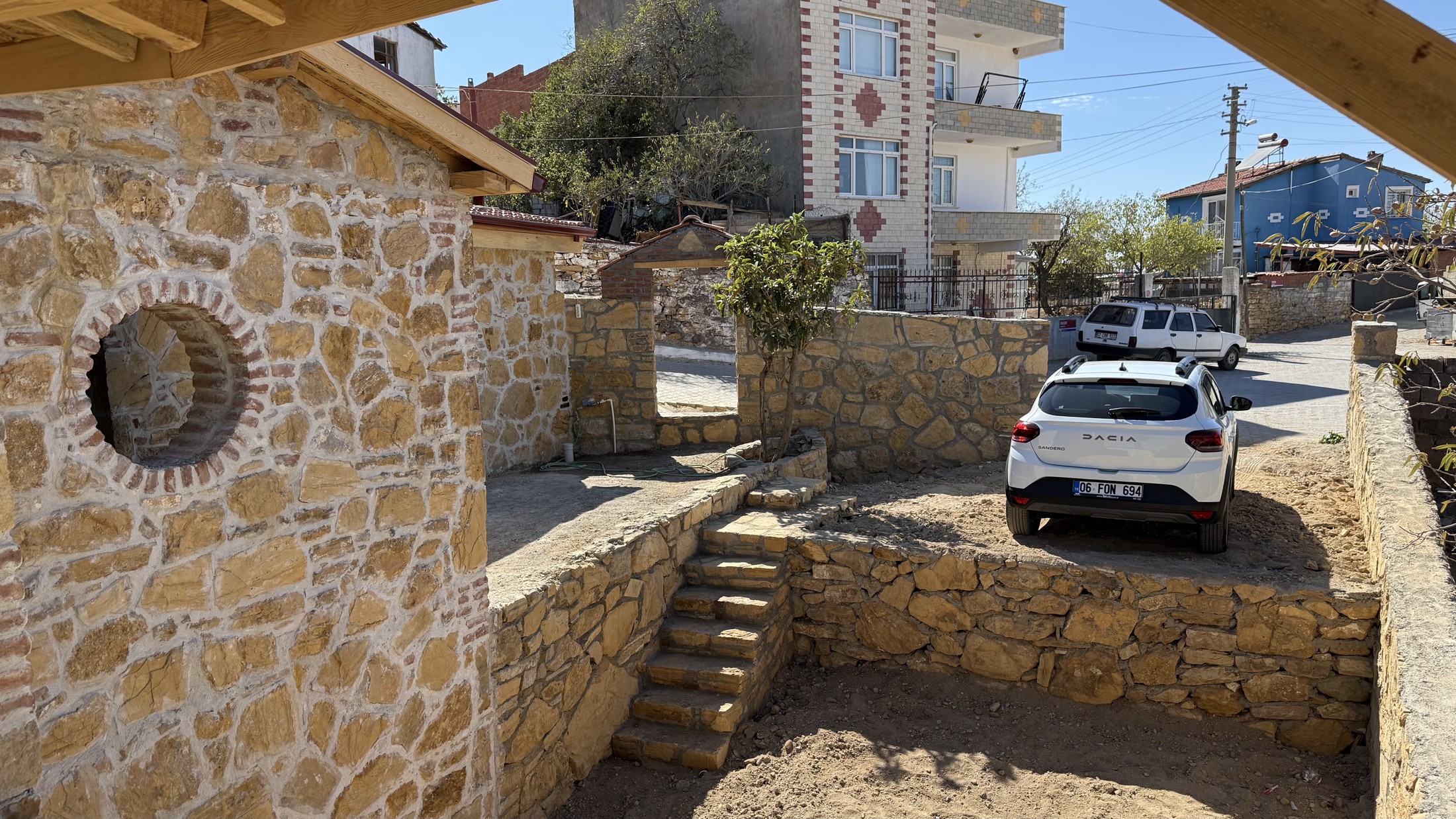 Pelitköy taş ev avlu duvarları ve merdiven uygulaması